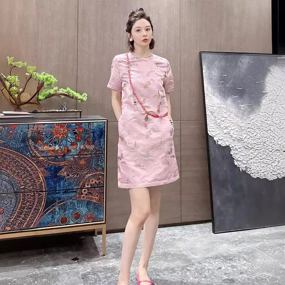 Đầm maxi sườn xám cách tân hoa nổi hồng phong cách Trung Quốc mới — Váy liền hoa nổi màu hồng