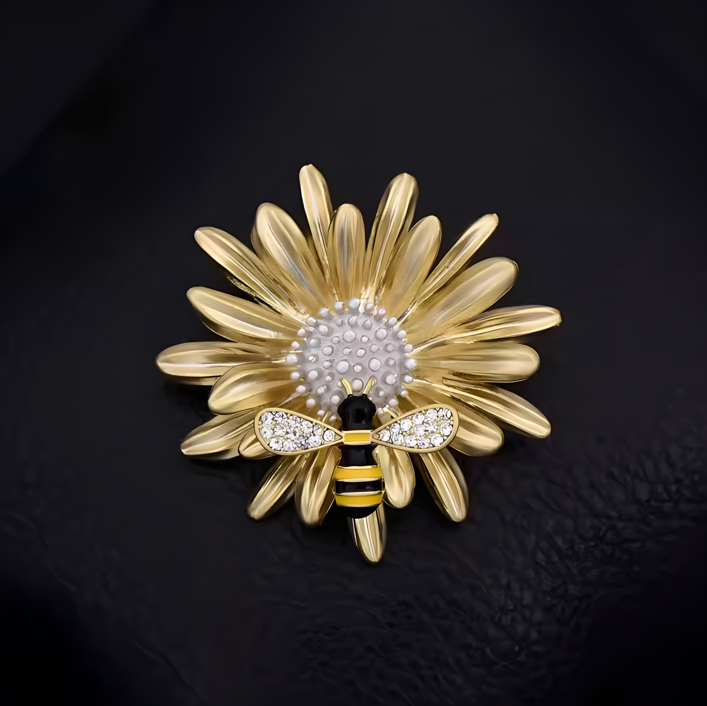 Chrysanthemum Brooch, High-End Female Cute Little Bee Daisy Corsage, Fashionable Animal and Plant Anti-Exposure Pin, Suit Accessories