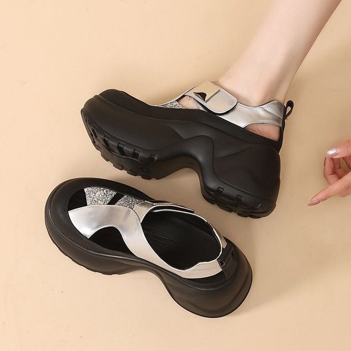 Versátil muffin hueco de fondo grueso aumentó la altura de las zapatillas de cabeza de verano 2026 nueva moda pequeña sandalias para mujeres