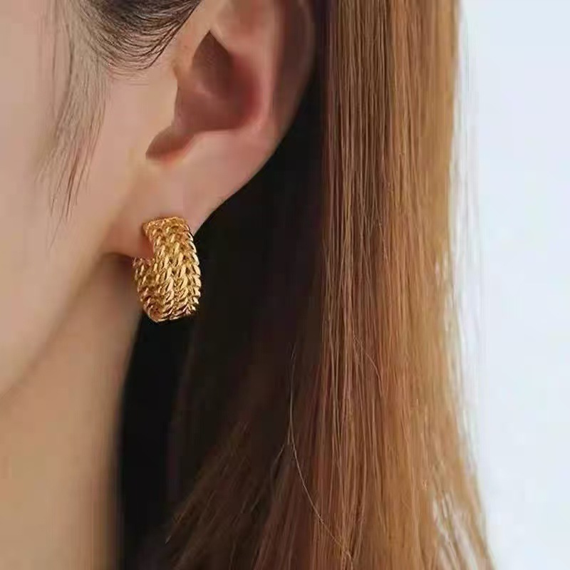 Anillo de metal francés aretes de anillo simple aretes de aretes nuevos estilos de estilo estilo estilo estilo de diseño de nicho temperamento único aretes de mujer cara pequeña