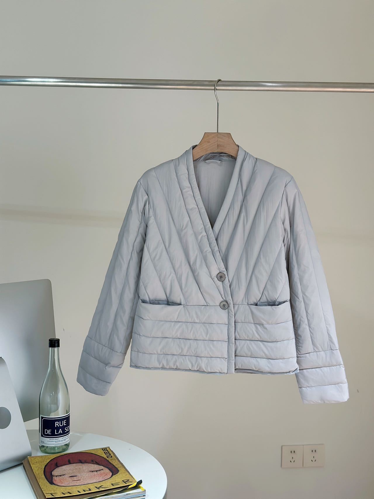 Transfronterizo Tik Tok chaqueta de plumón blanca para mujeres corto y ligero revestimiento coreano caliente cuello en V chaqueta casual