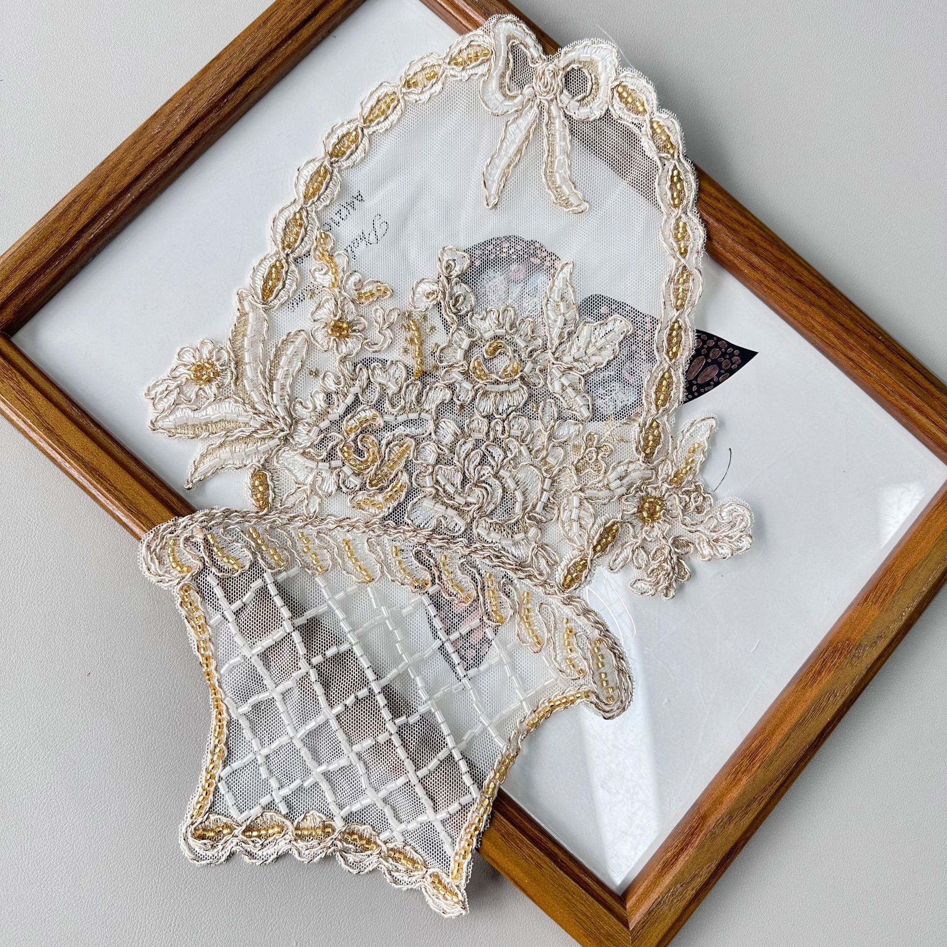 encaje dorado bordado arco pegatinas vestido de boda vestido de espectáculo traje de baño accesorios tela pegatinas materiales de decoración stock image 3