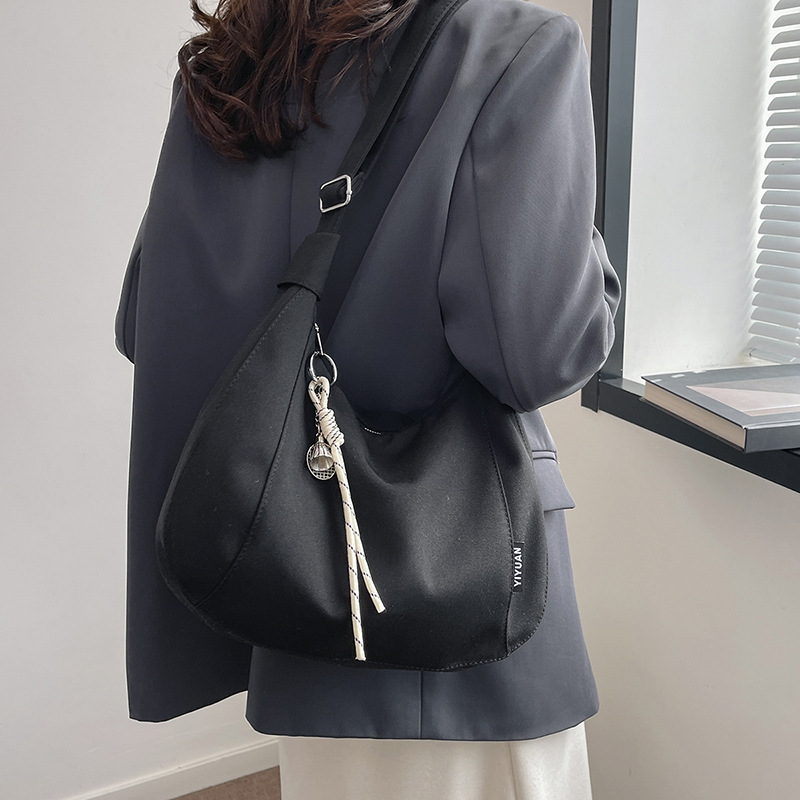 Bolso de hombro, bolso de ocio de un solo hombro, nuevo bolso de moda de invierno 2025, bolso de moda, sentido del trabajo, albóndigas de cercanías simples y de moda