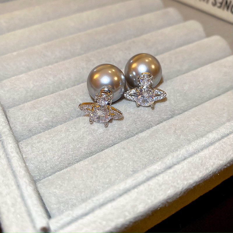 Pendientes de perlas artificiales de mariposa de aguja de plata Pendientes de todo fósforo de nicho retro femenino Pendientes de temperamento de moda Lujo ligero de alta gama