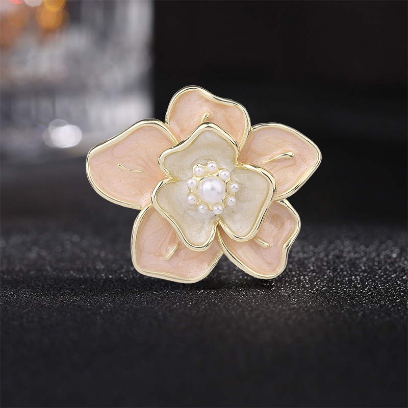 Klassischer All-Match-Anstecker mit Kamelien-Perlen für Damen, elegante kleine Brosche im Duftstil, hochwertige Anzug-Pullover-Anstecknadel_voghion.com