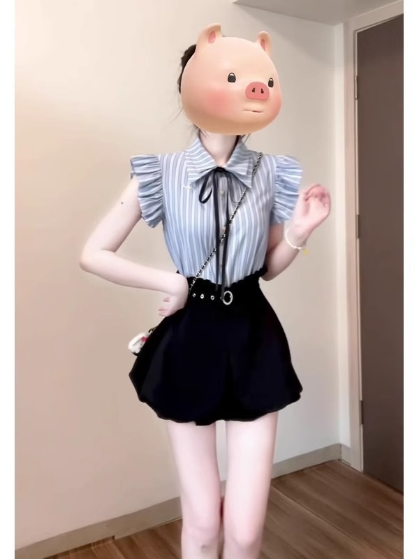 年齢を軽減するための韓国風ブルーストライプの小さなフライングスリーブシャツと花のつぼみショーツのツーピースセットの完全な衣装セット|undefined