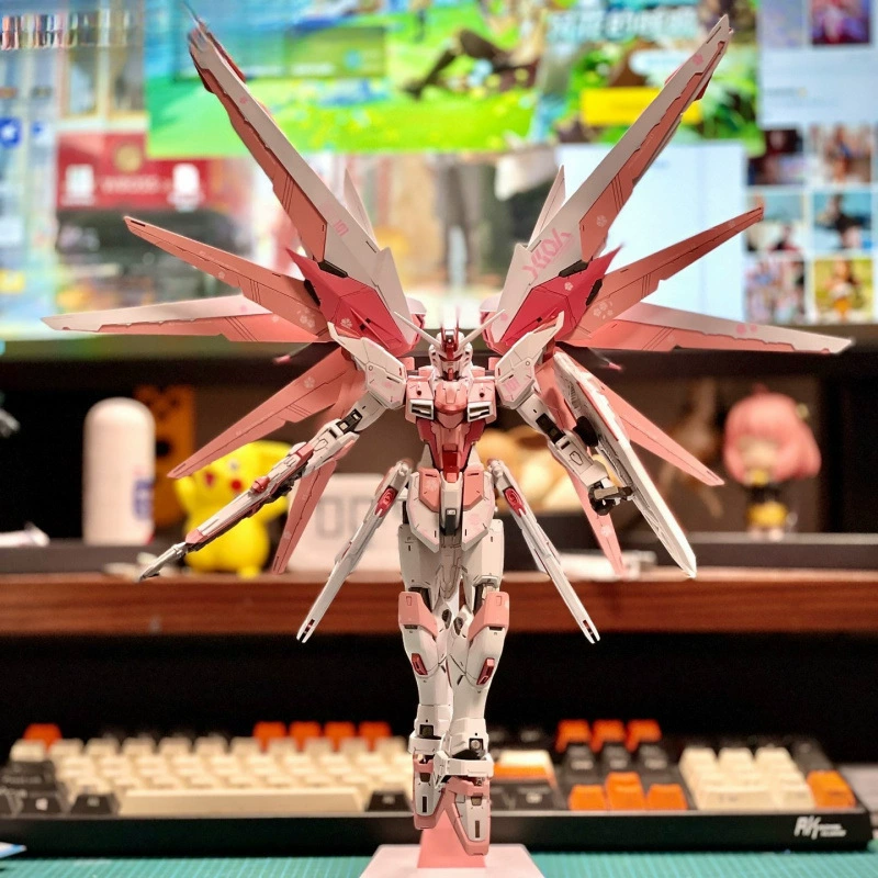 Сборная модель (Gundam) 1/100 — мультивариант Unicorn/Freedom, подвижный мех с оружием и подставкой