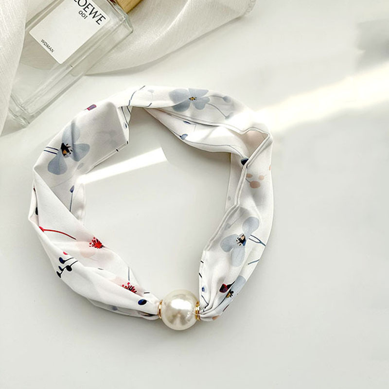 Pañuelo de seda para mujer primavera y verano 2024 nuevo collar de hebilla de succión magnética de perlas de alto nivel de nicho
