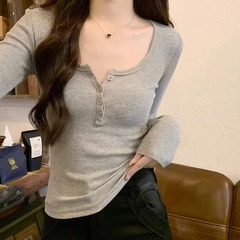 U襟の肩の短い長袖のtシャツの女性の秋の新型の灰色のシンプルな百合の純粋な欲のギャルの風の底のシャツの上着