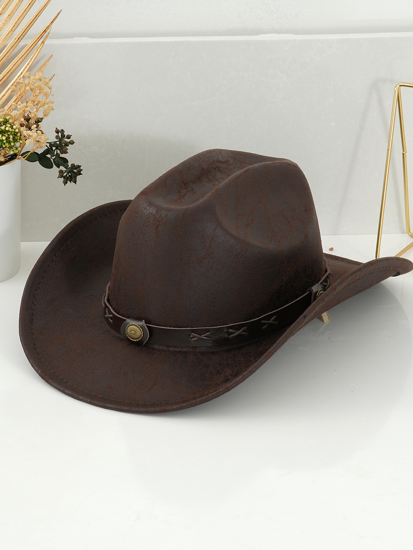 Vintage western cowboyhatt i slitet läder med spänne och mönster_voghion.com