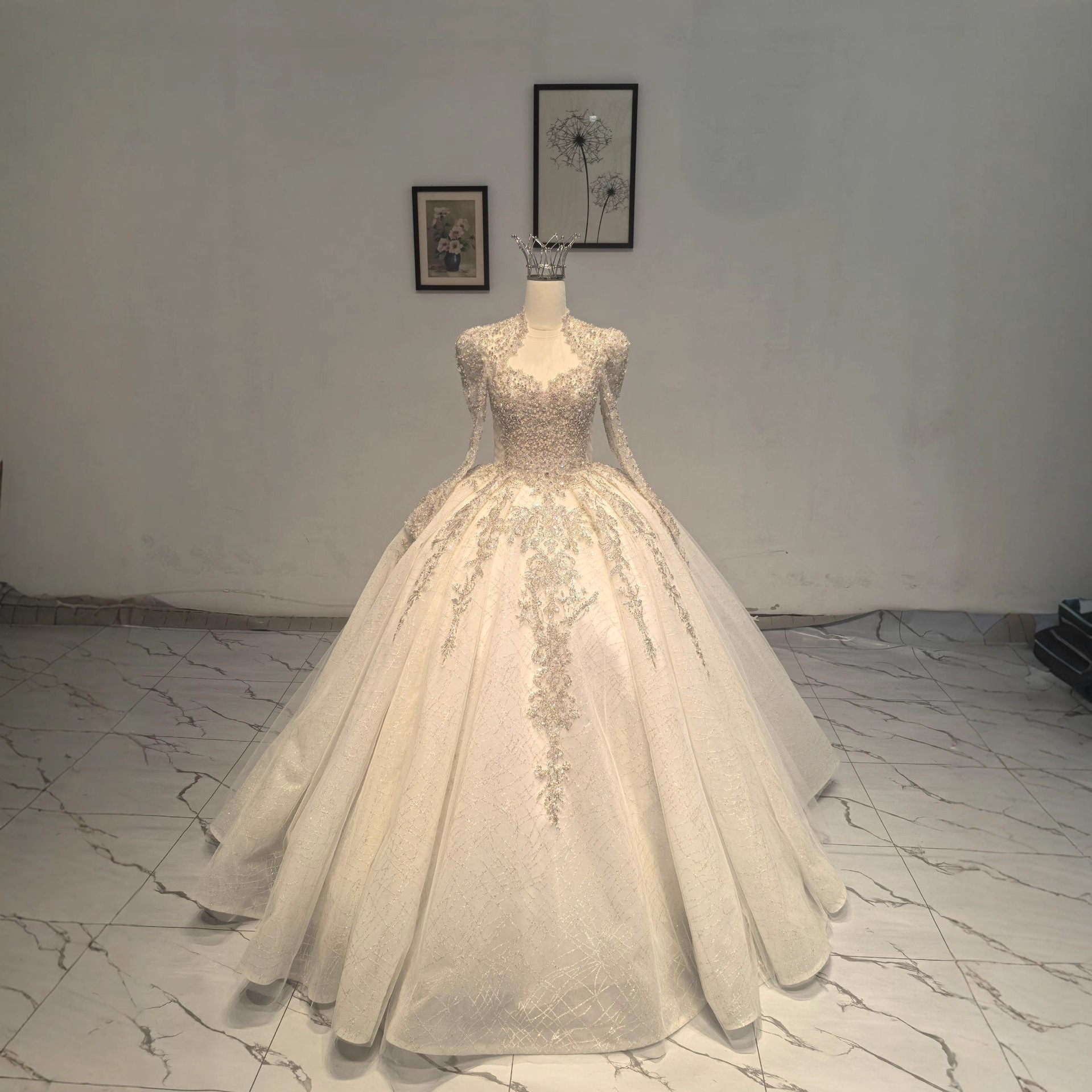 Vestido de novia de manga larga con abalorios y falda esponjosa texturizada