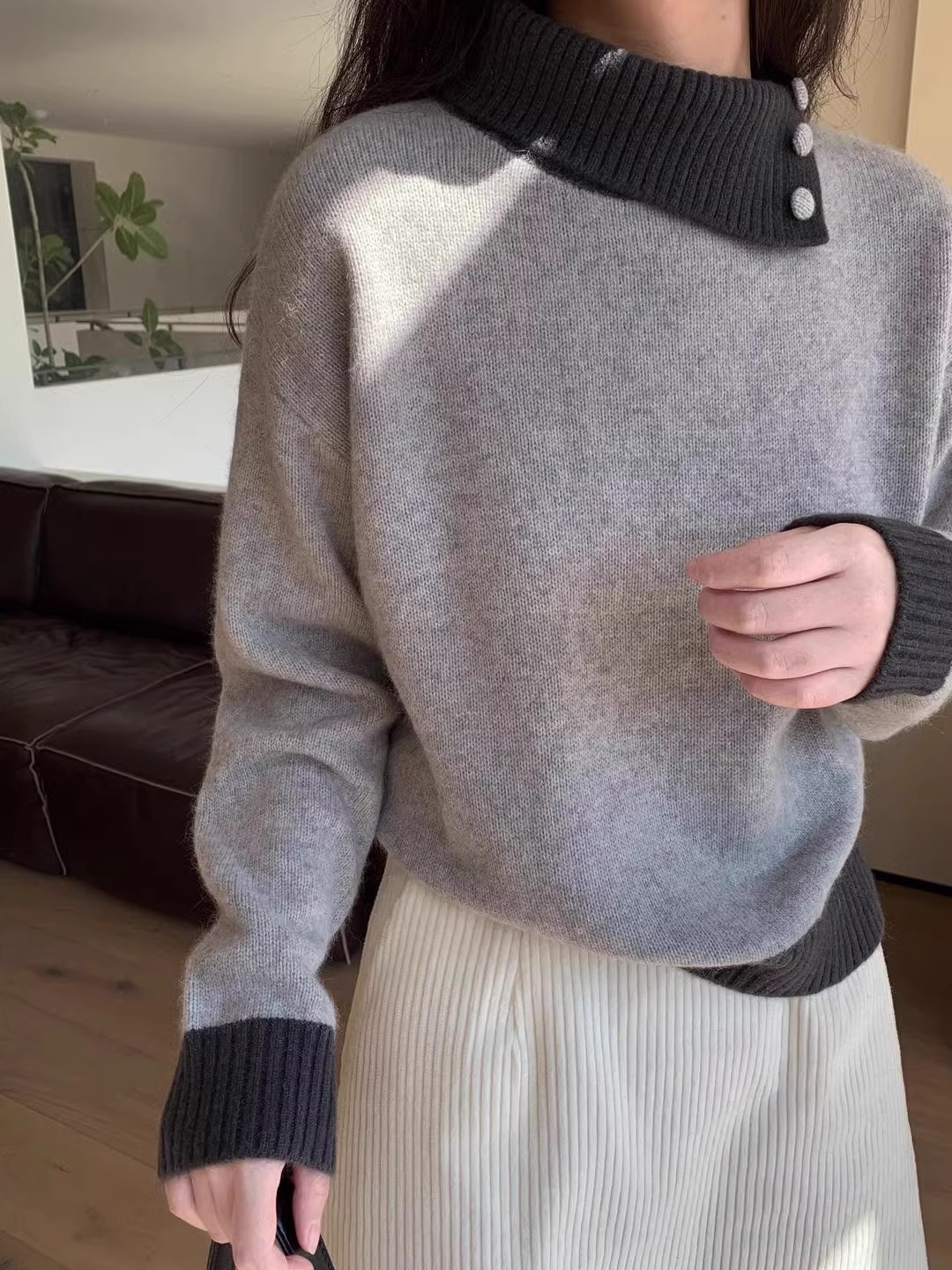 Suéter suelto de polvo de frambuesa glutinosa suave empalmado, mujer otoño-invierno coreano con collar de punto con una gorra elegante