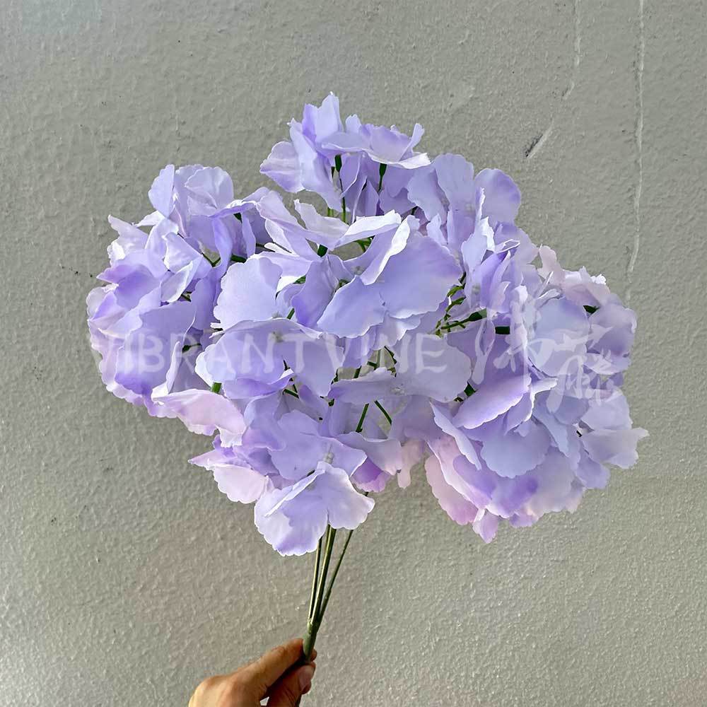 Ramo de 5 hortensias de color lila claro.