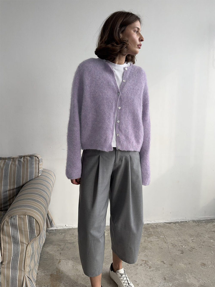Áo khoác cardigan len nữ dáng rộng một hàng cúc, chất liệu dệt kim mềm mại, phong cách thanh lịch — Màu hồng nhạt (hàng có sẵn), Màu xanh lá cây (có hàng), Màu xanh ô liu (đốm), Màu xanh đậm (Còn hàng) chi tiết 6