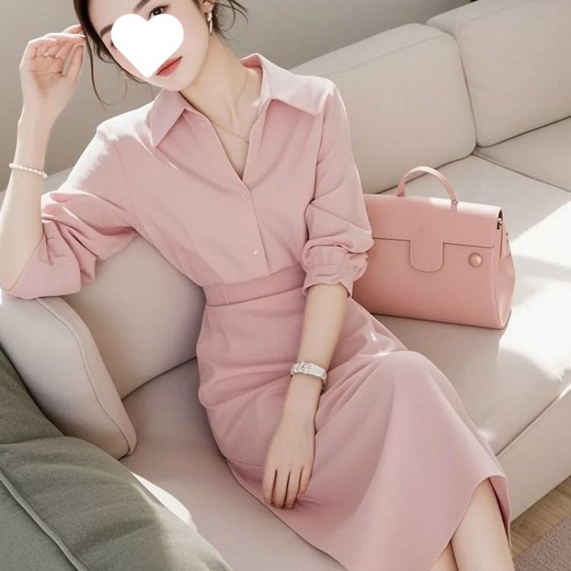 韓劇の女性の主人は超美しい高級感の小さい洋装を着ています。|undefined