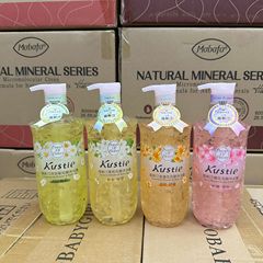 花びらの桜のバラの入浴剤は潤いを与えて保湿します。