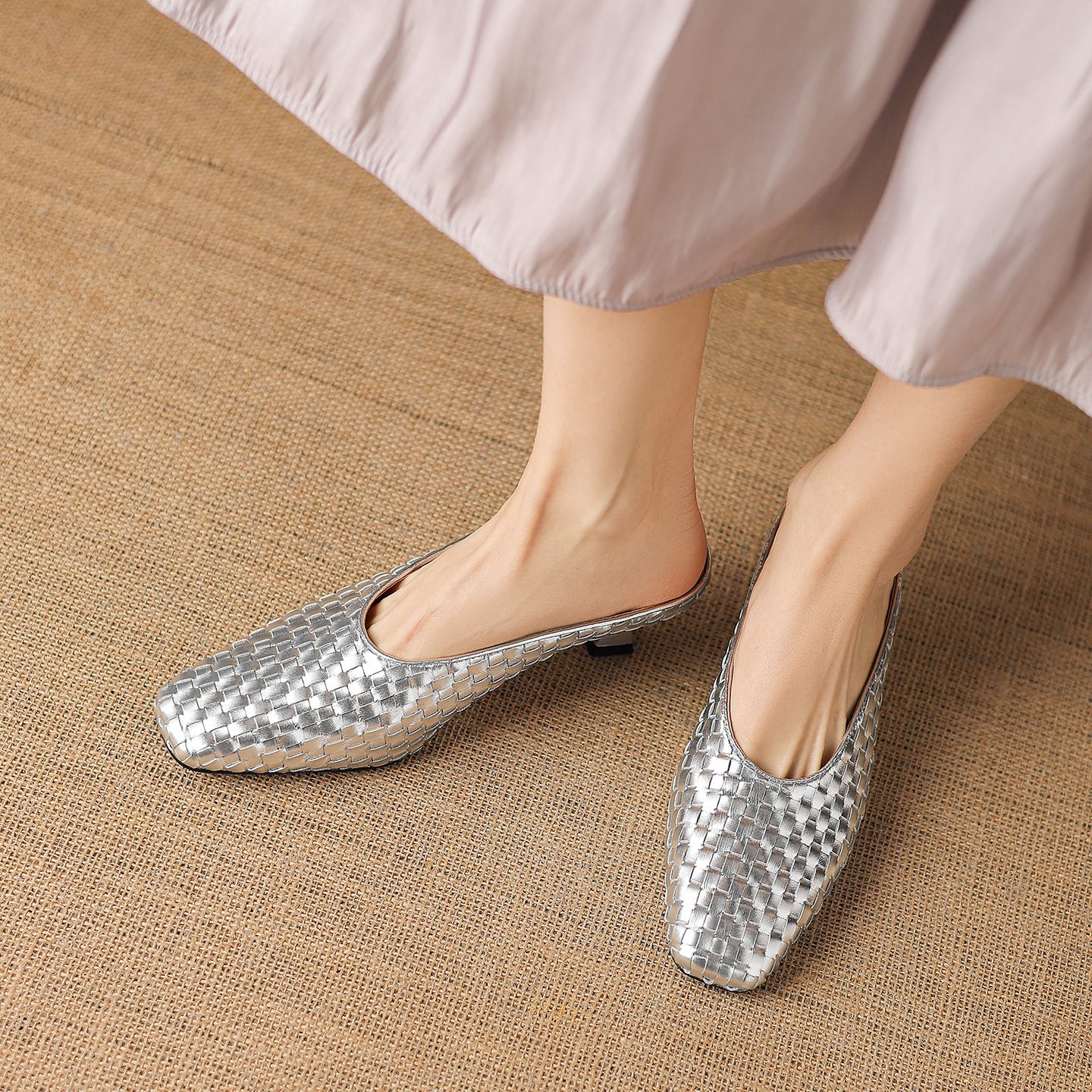 Sandal nữ mũi nhọn dệt vàng, gót 5 cm, phong cách thời trang — màu vàng