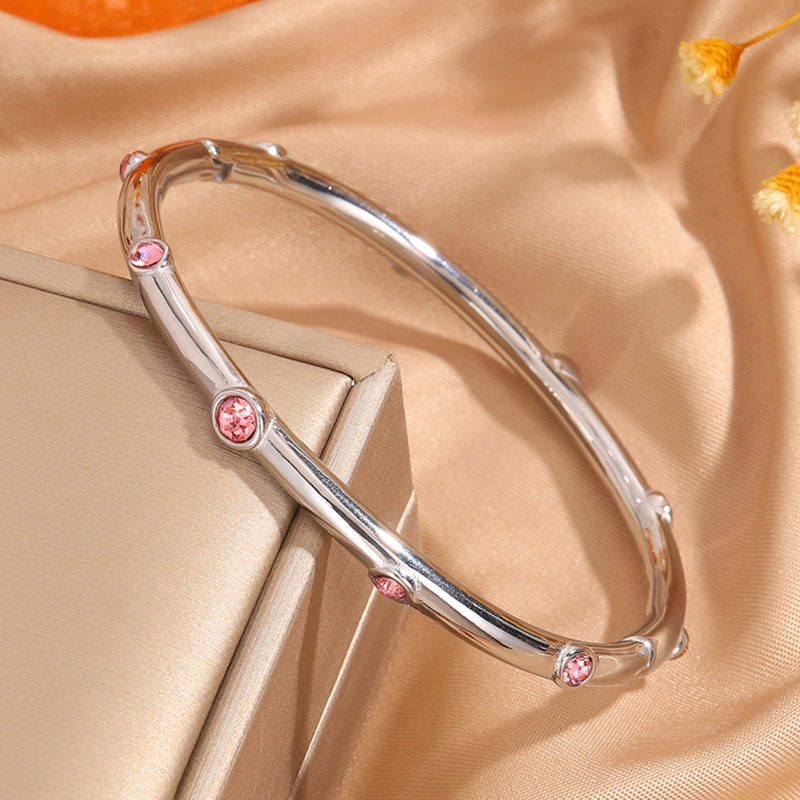 Mujeres de acero inoxidable diez pulseras de perforación galvanizadas de alta calidad 18k oro de moda pulseras de lujo ligeras joyas personales versátiles