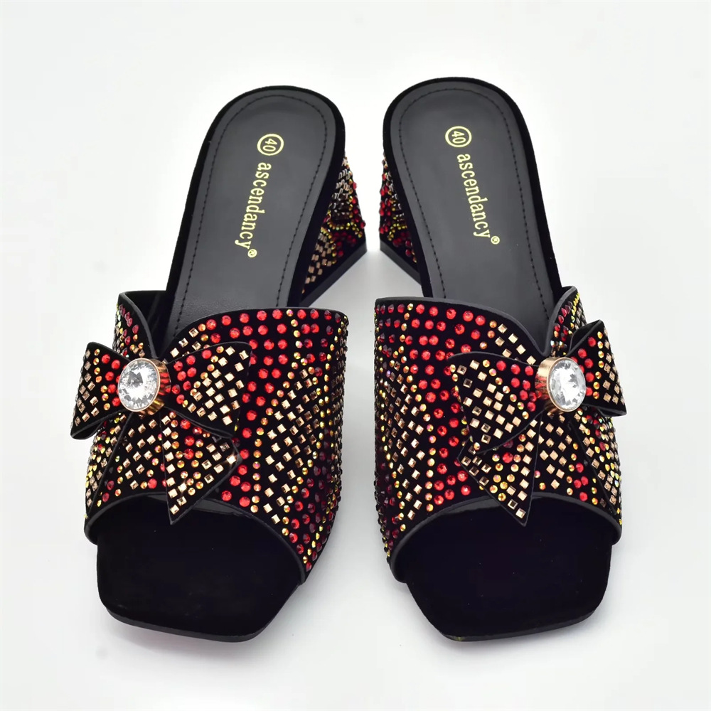 Vintage strasszokkal díszített női magassarkú cipő hozzáillő clutch stílusú vacsorához való öltönnyel_voghion.com