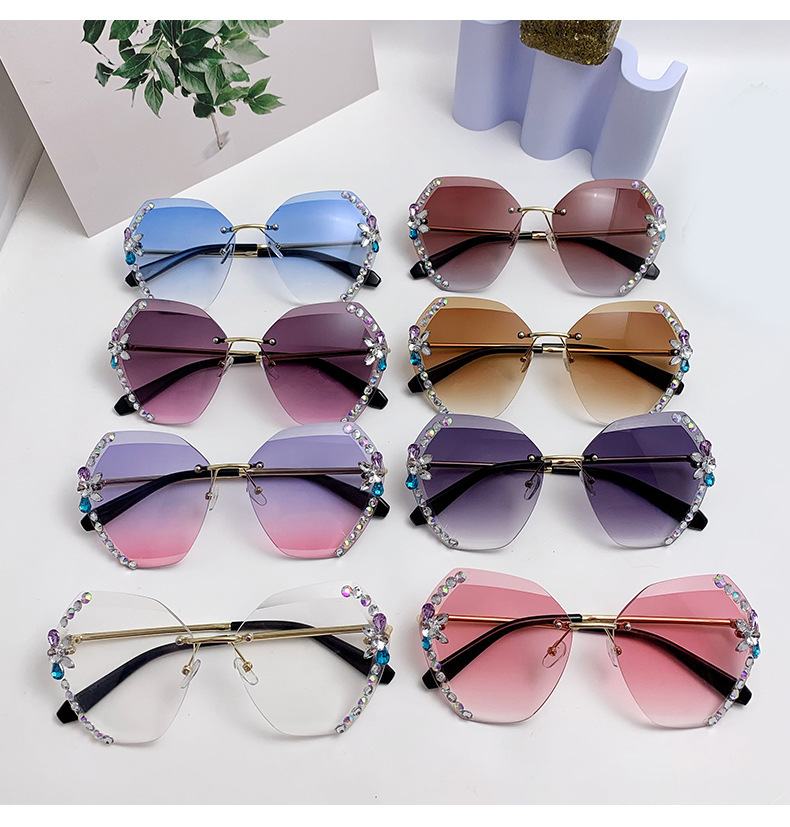 80g Weight Frameless Glasses Structure Sunglasses Classification Pc Lens Material Special-Shaped Mirror Glasses Style Outdoor, Travel Occasion Gradient Color Pattern Unisex Gender Rhinestone Design Fashion Style Gold, Black Color Fashion Gradient Color Pc Special-shaped Mirror Rhinestone Frameless Women's Sunglasses