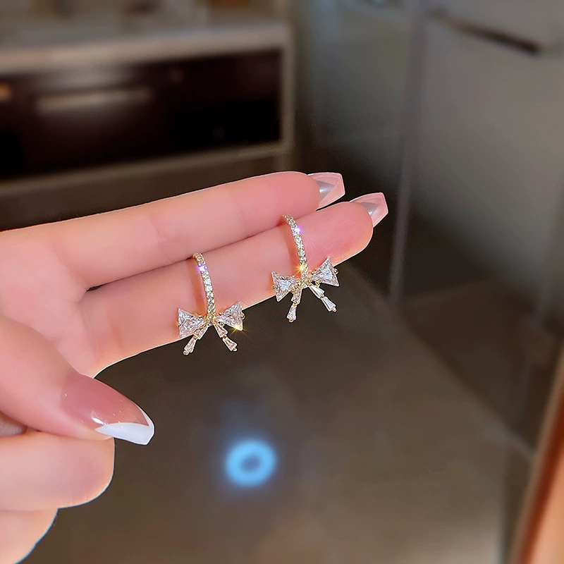 Серебряные серьги с иглой, серебро 925, акценты циркония и кошачий глаз, микроинlay, лёгкие 0.008 кг