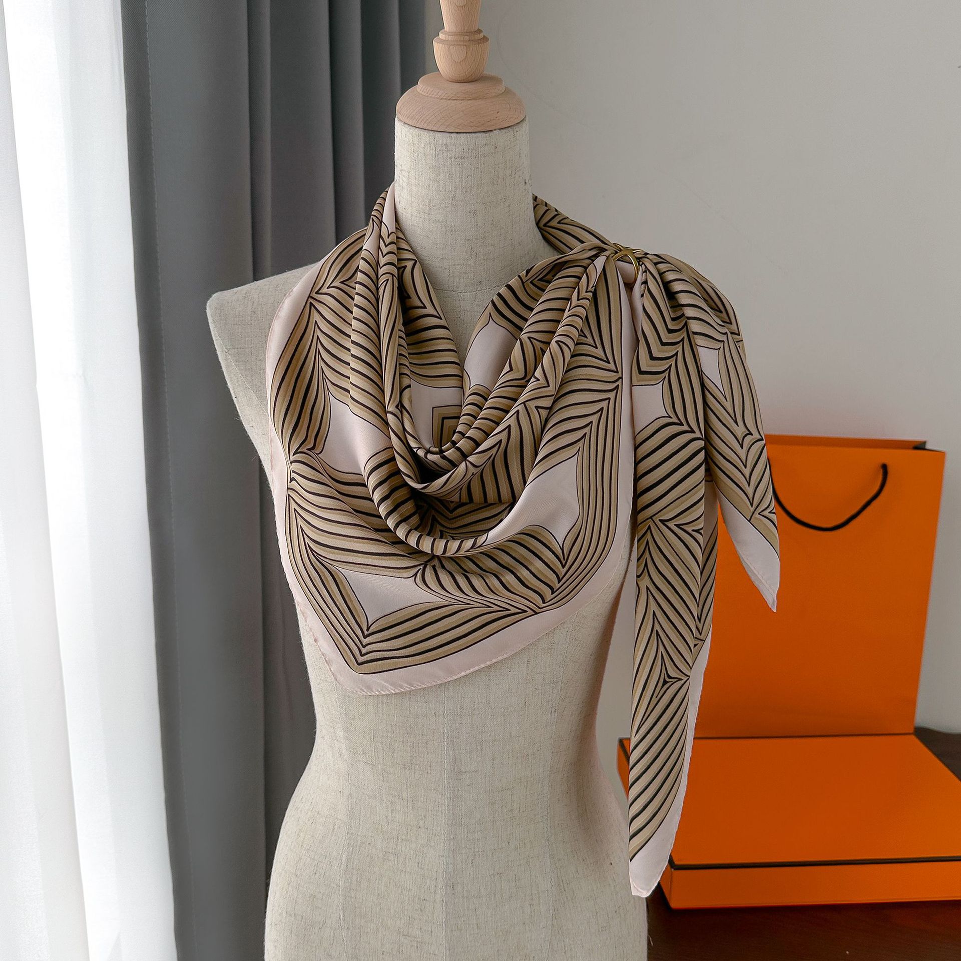 2023 Autunno Nuova Sciarpa di Seta A Righe Sciarpa Quadrata Edizione Coreana delle Donne Stampato Imitazione di Seta Fascia Protezione Solare Scialle_voghion.com