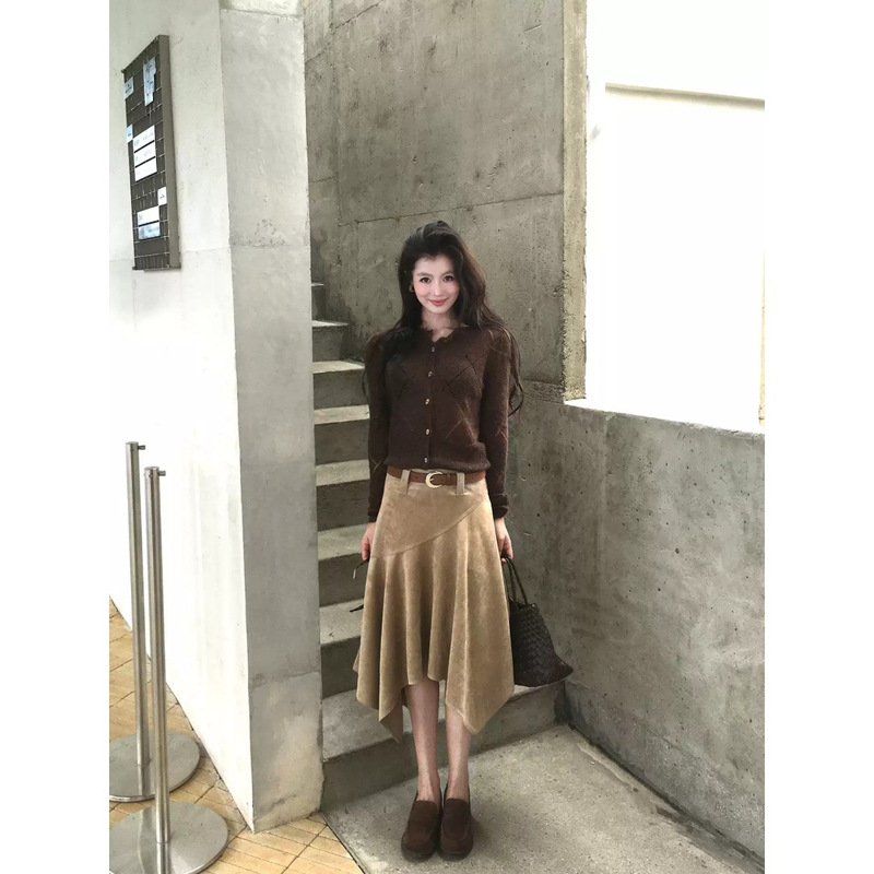 Zeng Yuer "Chestnut Color Early Autumn" Retro Diamond Jacquard Knitted Cardigan for Women, Slim Fit, Short Style, Versatile and Stylish for Outerwear