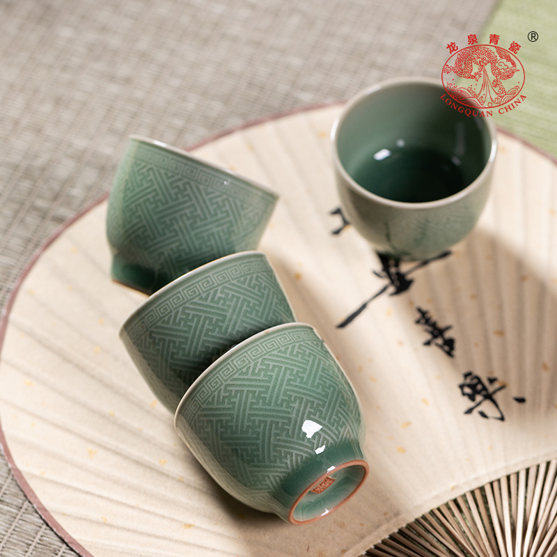 竜泉青磁の携帯の工夫の茶器の1碗の4杯のセットの陶磁器の手の蓋の碗の主人はお茶を入れます。|undefined