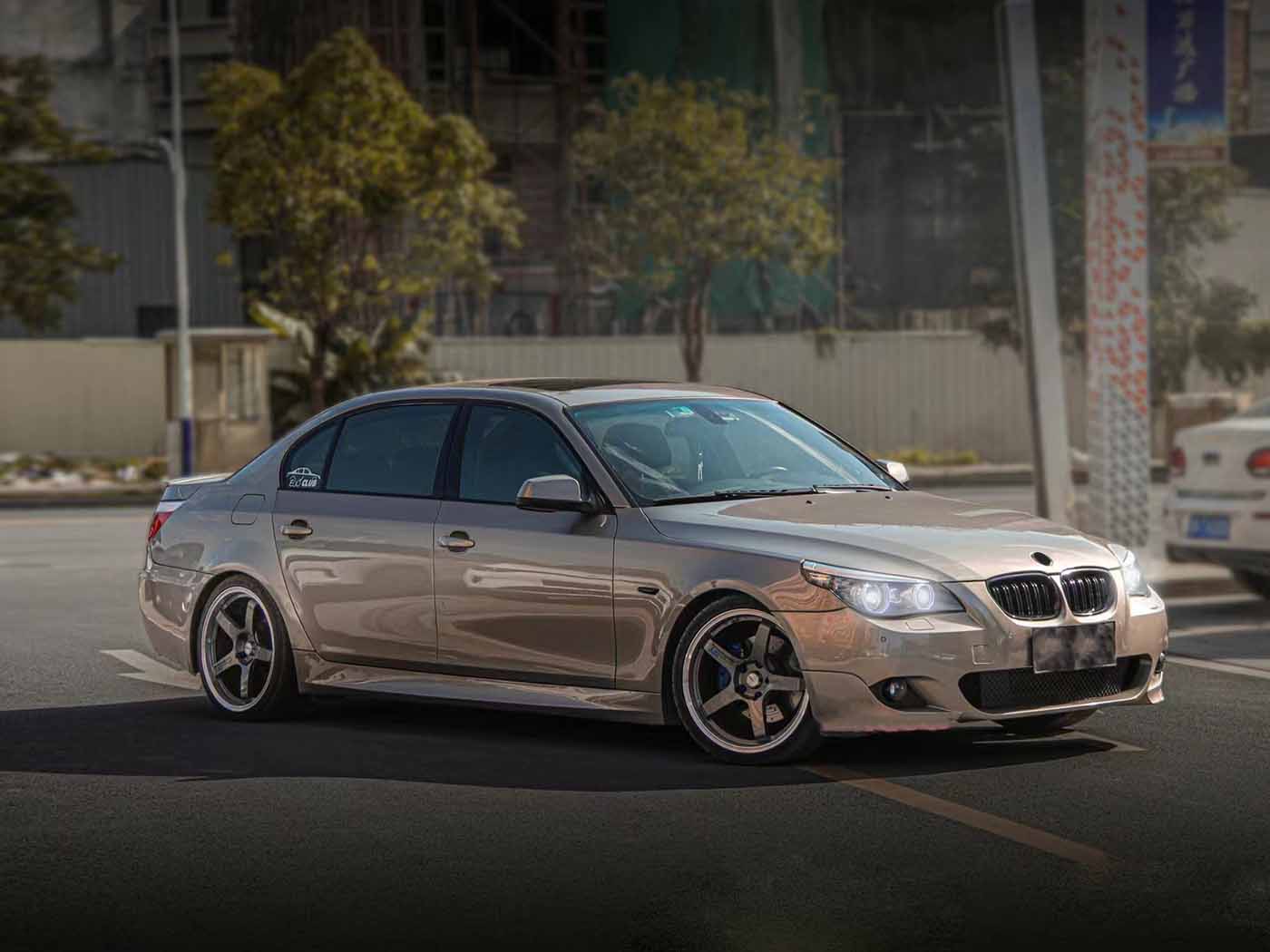 Suitable for 04-10 Bmw 5 Series Modified M5 Large Surround 1m Front and Rear Bumpers, Side Skirts, Center Grille, Rear Wing E60 Kit