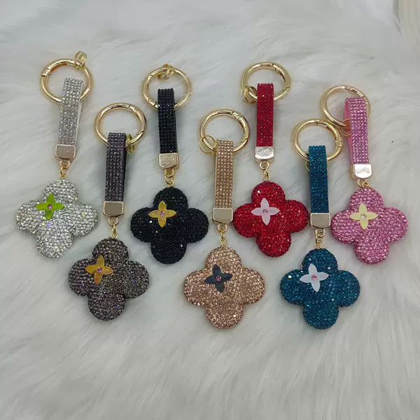 New Four-Leaf Clover Keychain Design Full of Diamond Keychain Pendant Accessible Luxury Elegant Mobile Phone Lanyard School Bag Pendant
