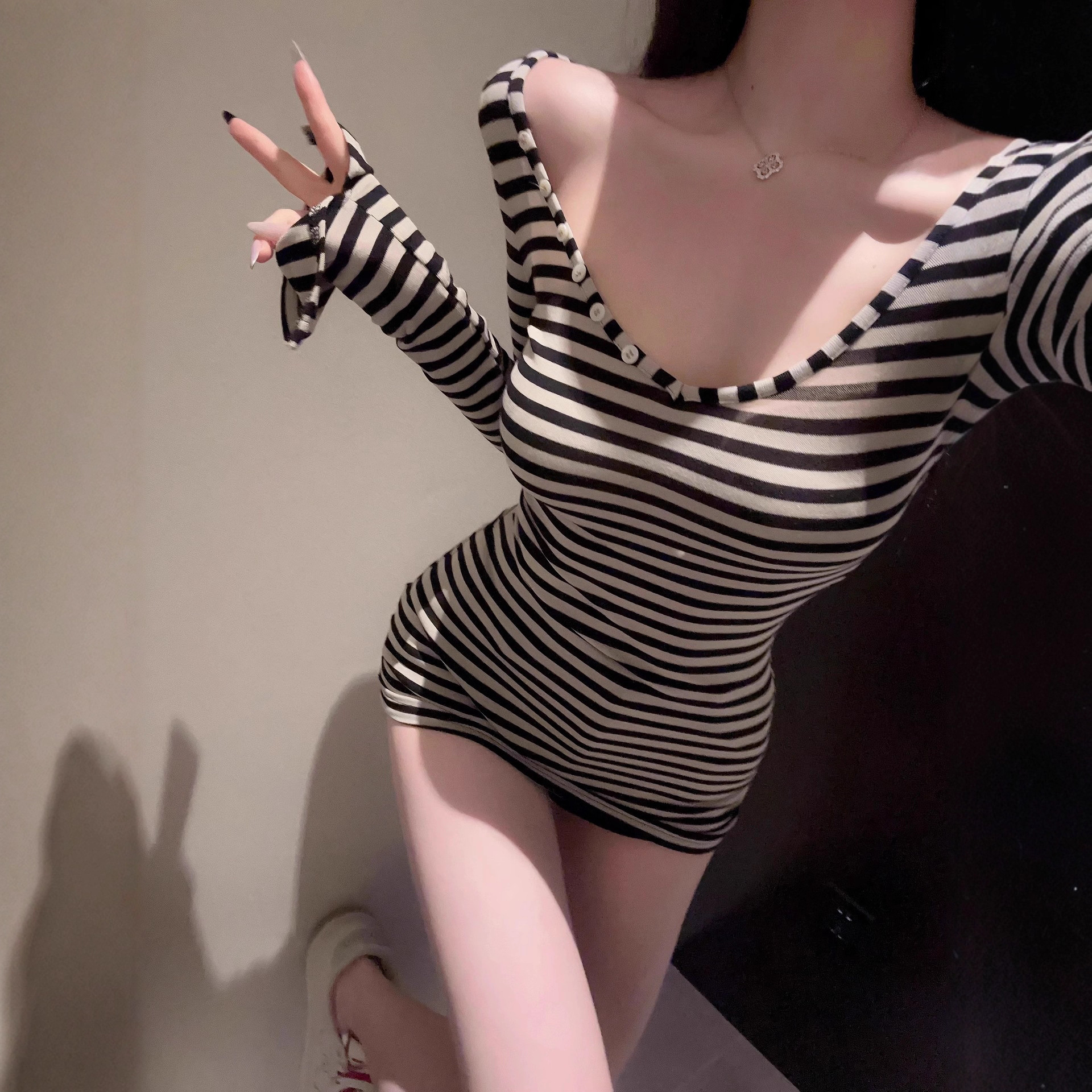 纯欲显胸大辣妹v领排扣条纹长袖弹力t恤女紧身气质紧身中长款上衣