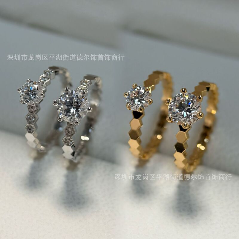 V-Gold Plated Honeycomb Ring with Main Diamond, Cnc Precision Craftsmanship, High-Quality, Fashionable and Exquisite Women's Ring, Direct Sales from the Manufacturer