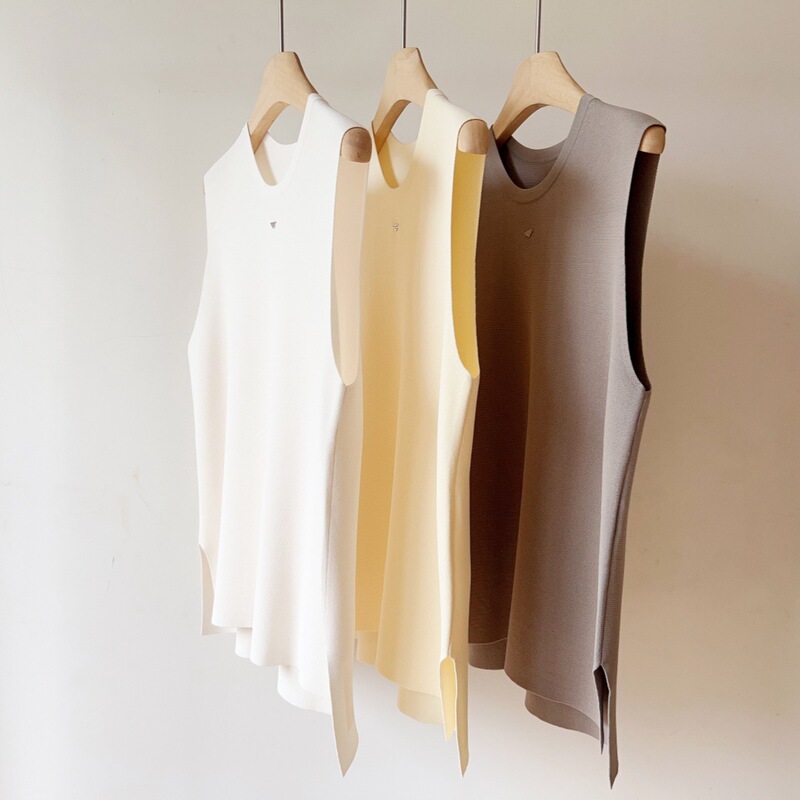 High-Quality, Same Style as Big-Name Brands! Minimalist Style with Color Yarn, Double-Curved Design, Sleeveless, Round Neck, Slit Knit Vest