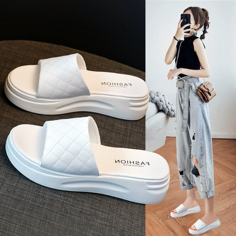 Новые летние женские тапочки на толстой подошве 2024 года, повседневные универсальные женские тапочки на плоской подошве, подходящие для ношения с юбками, сандалии для использования на открытом воздухе.