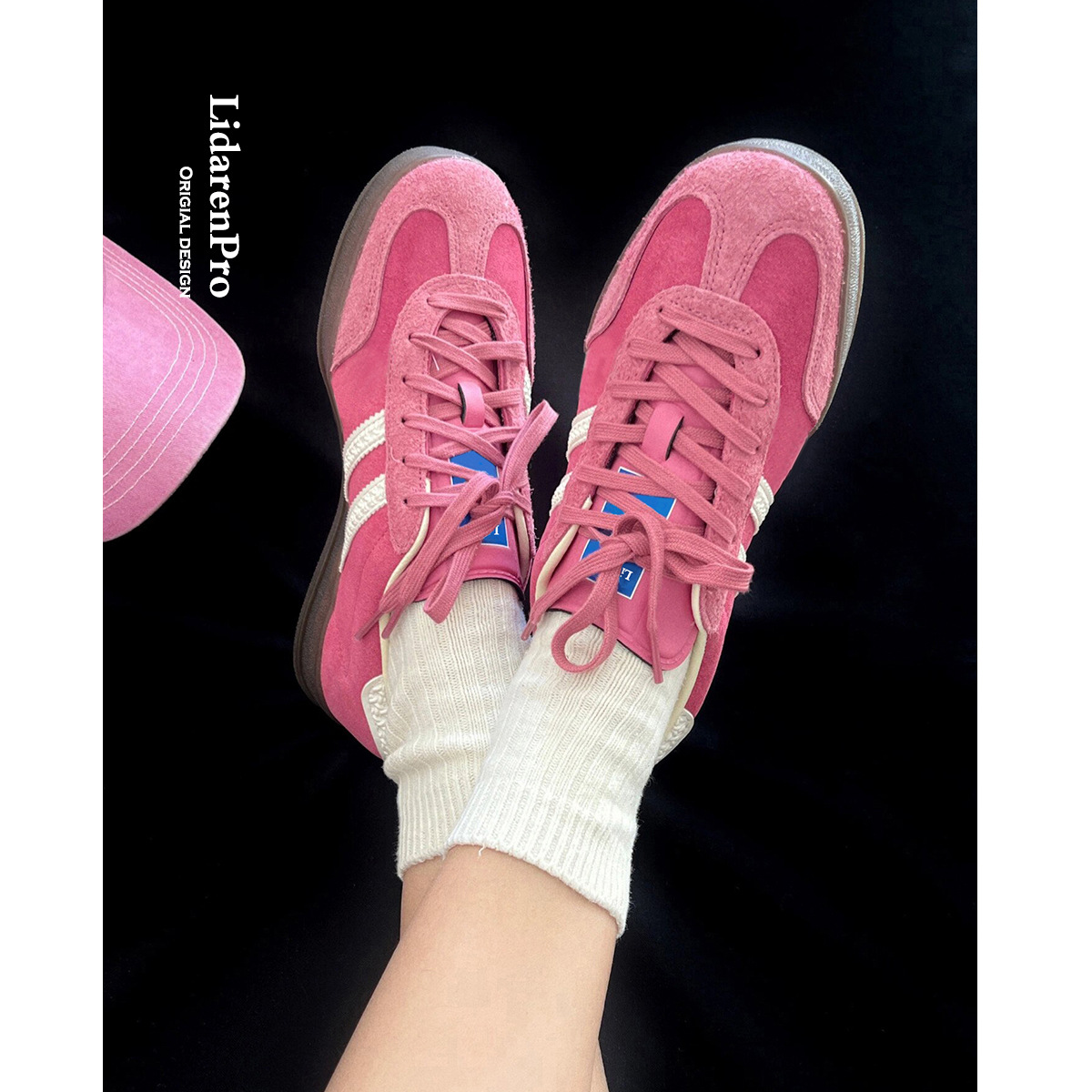 Versión de piel de vaca 2025 nuevo estilo rosa fresa oso cuero zapatos de entrenamiento alemán mujeres realzado zapatos Forrest Gump zapatillas deportivas casuales