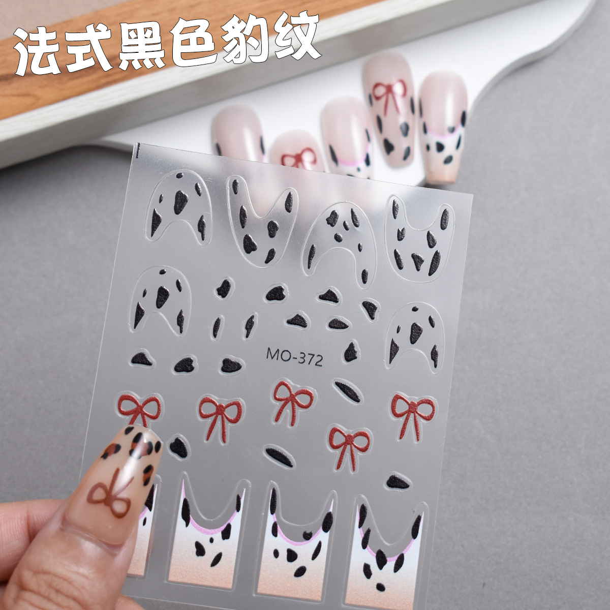 Pequeño libro rojo estilo caliente sexy estampado de leopardo en relieve pegatinas de uñas estilo otoño e invierno pegatinas de uñas francesas con pegamento trasero parche de uñas