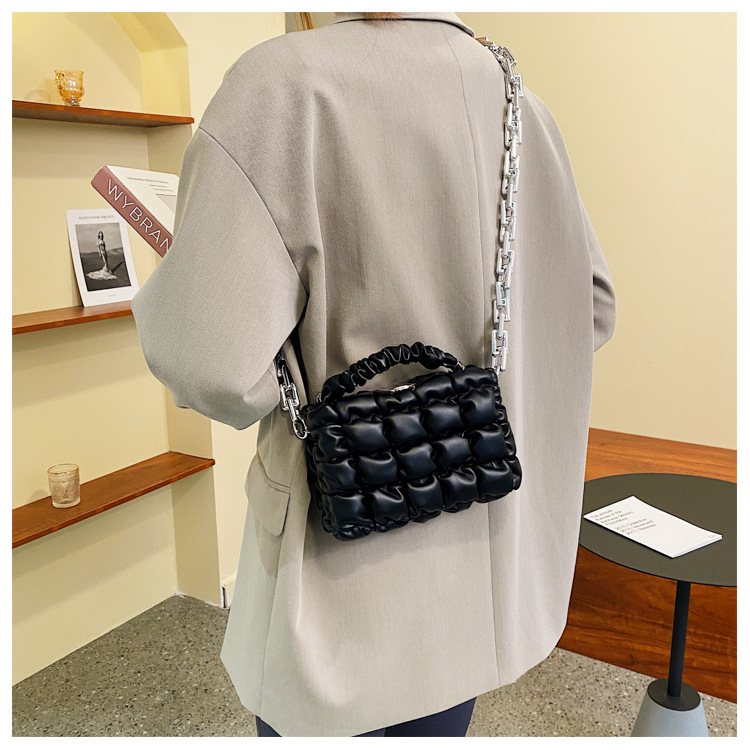 2021 New Fashion Chain Portable Small Square Bag Western Style One-shoulder Diagonal Diamond Small Square Bag display picture 13