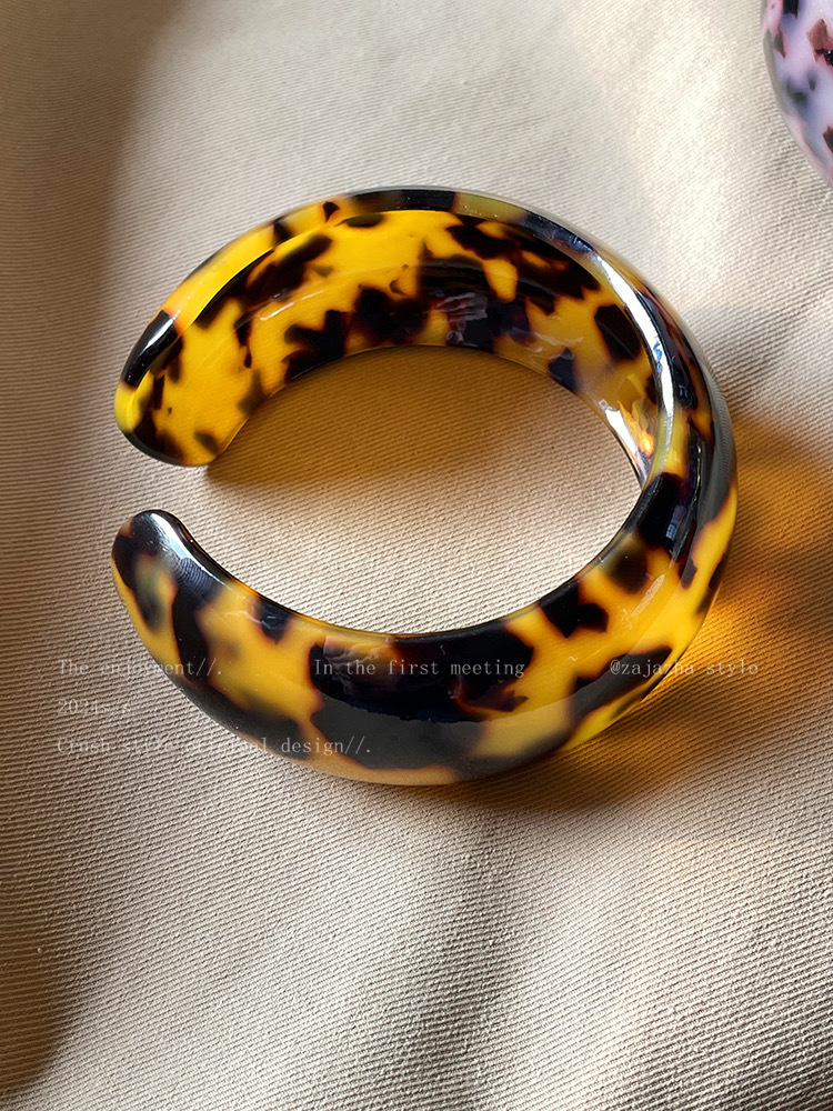1 Piece Quantity Daily Occasion Acrylic Material Leopard Pattern Retro Leopard Acrylic Bangles Wholesale