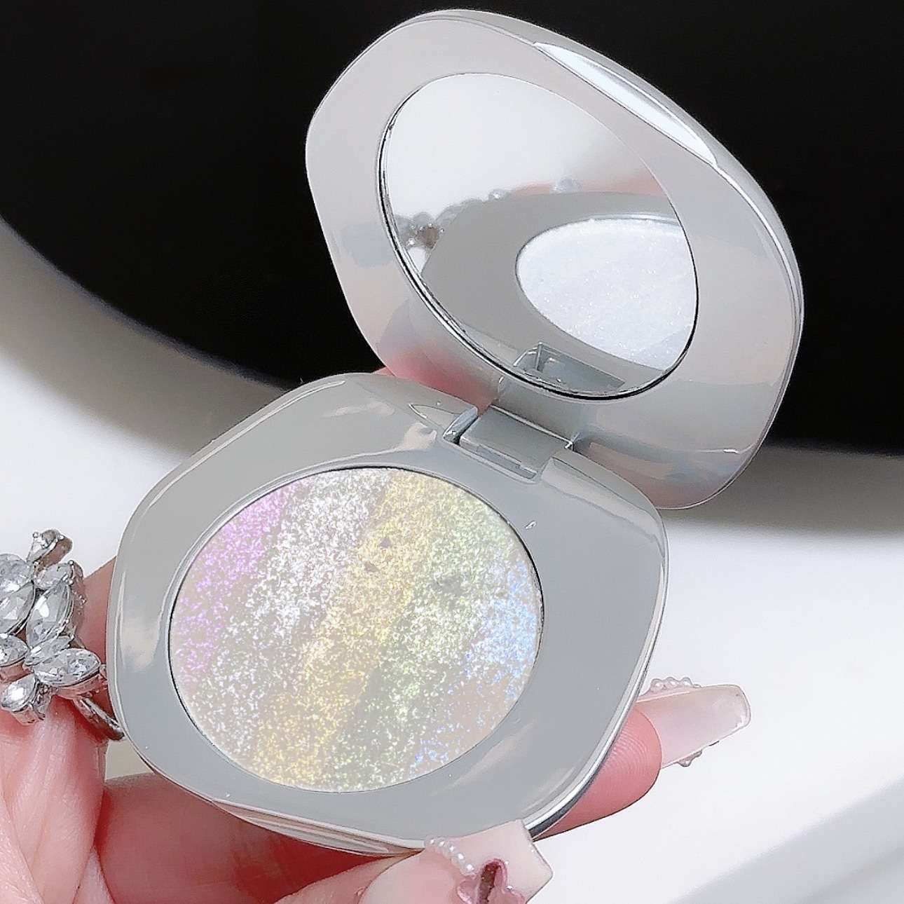 INSFANY Shell Highlight Sparkling Clear Face Brightening and Modifying Natural Three-dimensional Eye color-changing glitter Powder Eyeshadow Application Scenario