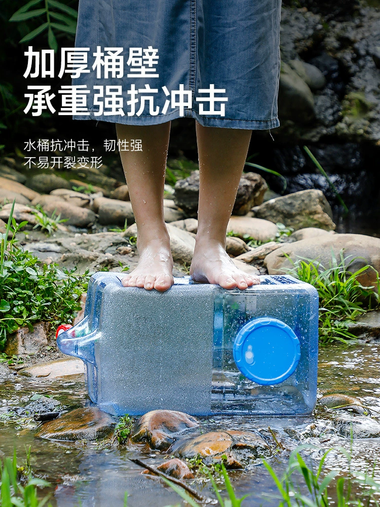 Handheld capacious bucket for camping