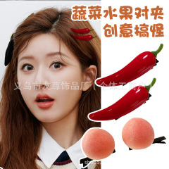 ネットの赤い食事は果物の野菜の1元のヘアピンを遊んで商品の夜市の露店のカードのアクセサリの卸売りを出して屋台の髪飾りを並べます。