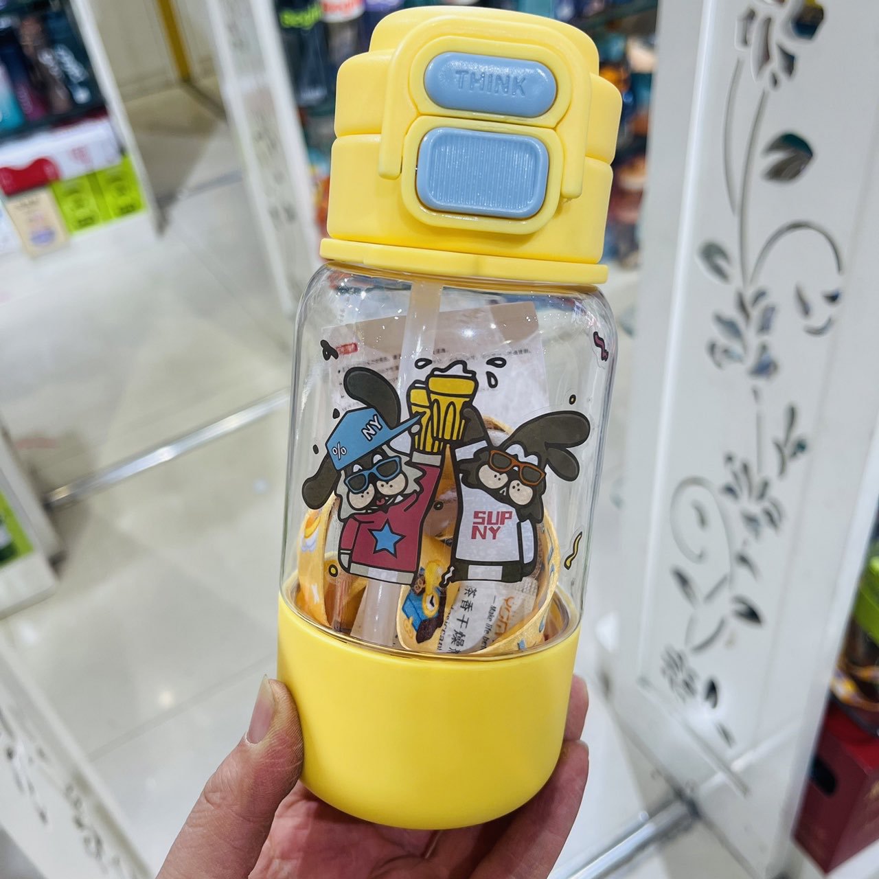 Yue Shimei nueva taza de plástico de dibujos animados de 650ml taza de agua de rebote de gran capacidad ajustable correa portátil taza de paja