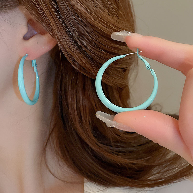 Pendientes redondos con aguja de plata retro estilo de Hong Kong goteo de aceite Pendientes de temperamento de nicho Pendientes de sentido avanzado femenino de verano ligero de moda