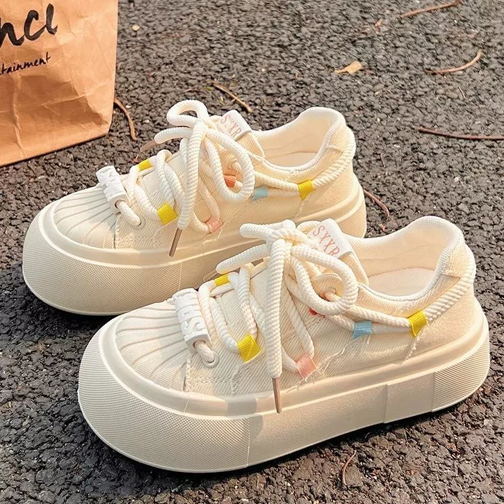 Белые туфли на толстой подошве для женщин, лето 2024, новые парусиновые туфли, легкие и дышащие студенческие универсальные кроссовки