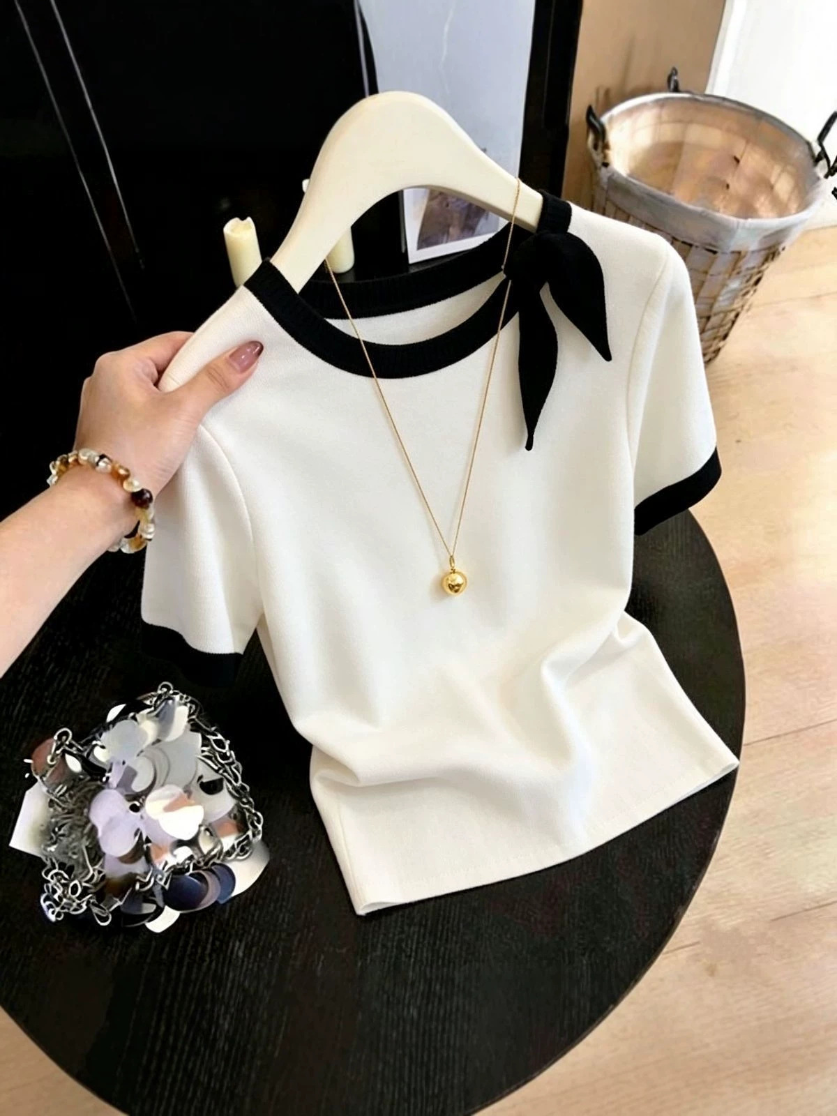 Áo thun nữ cổ tròn phối màu tương phản, chất liệu knit mềm mại, dáng ôm nhẹ — màu trắng