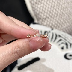 女性用の新しい細かいキラキラクラウン小さなノーズリング、甘くてキュートでガーリーなインスタイルのニッチなデザイン、軽い高級感