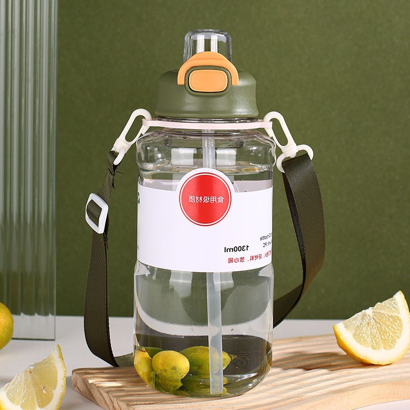 Taza de plástico de grado alimenticio doble taza de agua con mango de cinturón taza de agua conveniente con taza de escala moderna simple sin