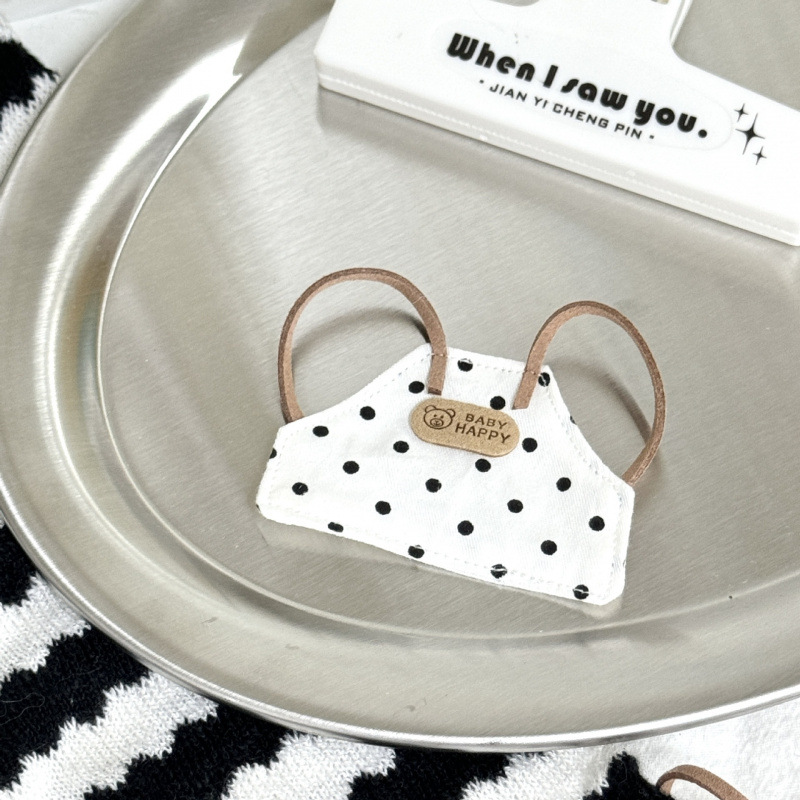 소매가 있는 검은색 도트 앞치마