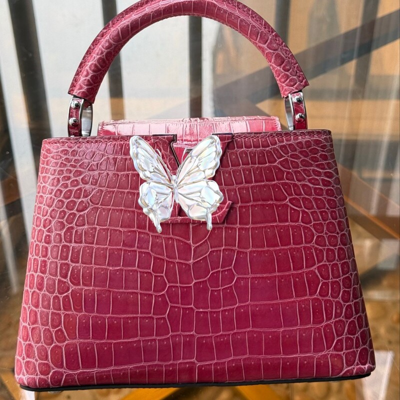 High-Quality Capucines 21cm Shiny Crocodile Square Bag Made of American Alligator Leather with Full Handmade Waxed Stitching High-Quality Capucines 21cm Shiny Crocodile Square Bag Made of American Alligator Leather with Full Handmade Waxed Stitching