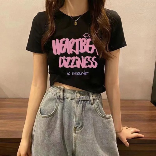 Women's Black Short-Sleeve T-Shirt, Short Length, Square Shoulders, Summer Top, Sweet and Spicy Style, American Fit, Revealing Navel, Unique and Student-Friendly